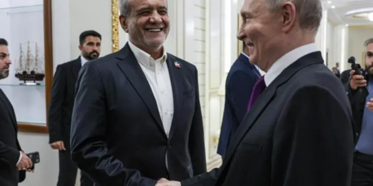 کرملین: پوتین در ترکمنستان دو دیدار با پزشکیان داشته؛ او در یکی از این ملاقات‌ها رئیس‌جمهور ایران را از تماس تلفنی پیش‌ روی خود با ترامپ مطلع کرده بود؛ سپس با هماهنگی وی، دیدگاه طرف ایرانی درباره راه‌حل احتمالی مناقشه را به رئیس‌جمهور آمریکا منتقل کرد