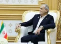 پزشکیان: در دیدار هفت ساعته با رهبری، پیشنهاد دادم گروهی مشخص شوند تا مسئولیت انتخاب مدیران و واگذاری مسئولیت‌ها را بر اساس لیاقت و شایستگی بر عهده بگیرند/ هر کسی بخواهد، می‌تواند از من انتقاد کند، اما آیا من مقصرم که وارث چنین وضعیتی هستم؟ در این شرایط باید چه کار کنم؟ به هر کسی می‌خواهی دست بزنی، یک جایی مسئله درست می‌کند/ من مگر دیوانه‌ام که اگر حرف درستی گفته شود، آن را نپذیرم؟