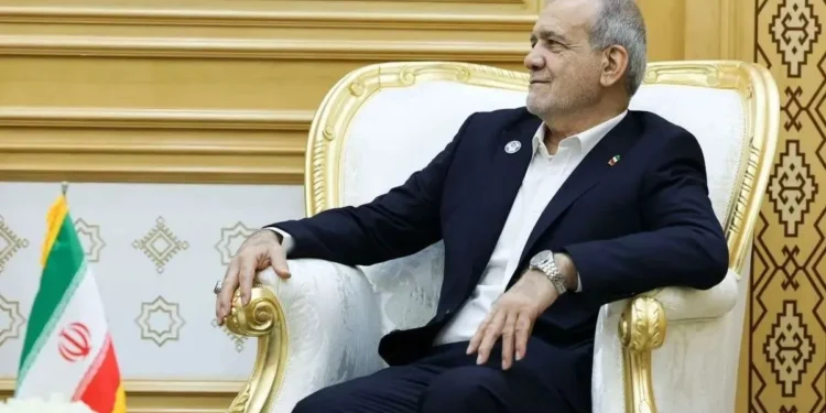 پزشکیان: در دیدار هفت ساعته با رهبری، پیشنهاد دادم گروهی مشخص شوند تا مسئولیت انتخاب مدیران و واگذاری مسئولیت‌ها را بر اساس لیاقت و شایستگی بر عهده بگیرند/ هر کسی بخواهد، می‌تواند از من انتقاد کند، اما آیا من مقصرم که وارث چنین وضعیتی هستم؟ در این شرایط باید چه کار کنم؟ به هر کسی می‌خواهی دست بزنی، یک جایی مسئله درست می‌کند/ من مگر دیوانه‌ام که اگر حرف درستی گفته شود، آن را نپذیرم؟