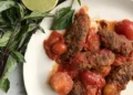طرز تهیه کباب تابه‌ای با سس گوجه به سبک رستوران