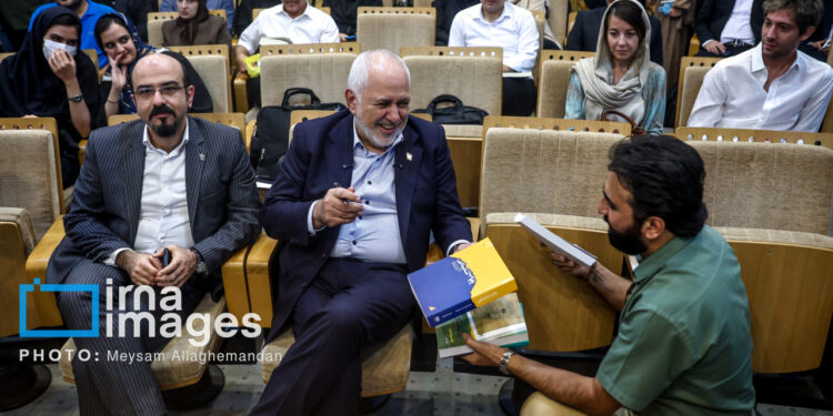 تصاویر: رونمایی و بررسی سه کتاب از «محمدجواد ظریف»