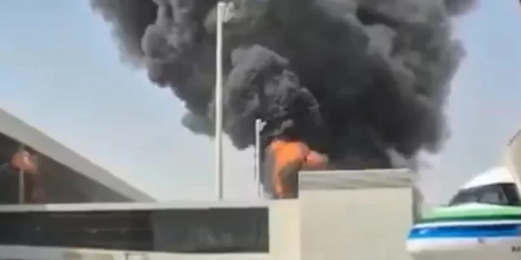 نیویورک‌تایمز به نقل از مقامات سعودی: در حمله انصارالله به فرودگاه ریاض، دست‌کم ۱۲ نفر کشته و ۵۰ تن زخمی شدند