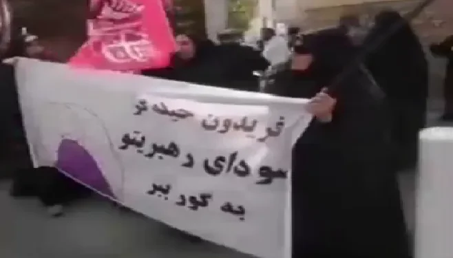 ببینید / تجمع غیرقانونی مقابل منزل حسن روحانی