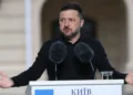 زلنسکی: ترامپ گفته که اوکراین به رئیس‌جمهور جدیدی نیاز دارد؛ این مردم ما هستند که باید رهبر خود را انتخاب کنند / اگر ترامپ واقعاً خواهان برگزاری انتخابات در اوکراین است، لطفاً به پوتین بگوید به ما دو ماه آتش‌بس کامل بدهد / به ما حمله نکنید، فرزندانمان را نکشید، ما هم حمله به تأسیسات سوخت دیزل شما را متوقف خواهیم کرد؛ این یک توافق منصفانه است