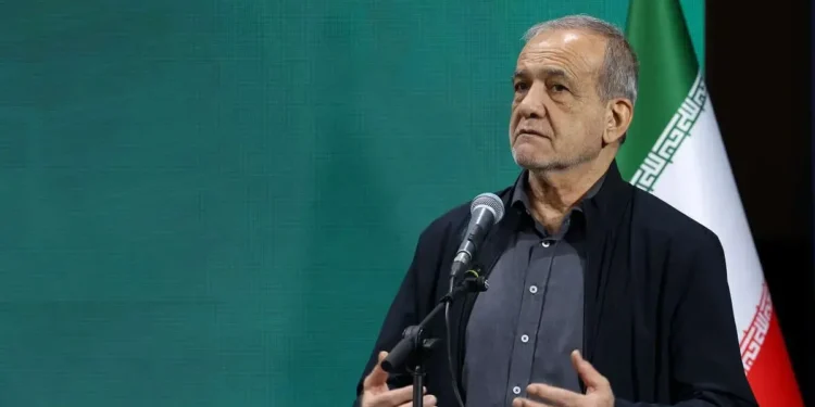 پزشکیان: رأی امروز نمایندگان مجلس به وزیر دفاع، پیام بلند و گیرایی به دنیا بود/ همراهی مجلس با دولت، پیام وحدت را به همگان مخابره کرد