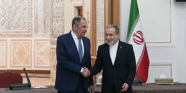 عراقچی درباره سفر وزیر خارجه روسیه به تهران: بر گسترش همکاری‌های اقتصادی و هسته‌ای تمرکز داشتیم/ درباره طیف گسترده‌ای از موضوعات، از اروپا تا غرب آسیا، از جمله یمن گفت‌وگو کردیم/ در طول تاریخ همکاری ایران و روسیه هرگز تا این اندازه به یکدیگر نزدیک نبوده‌