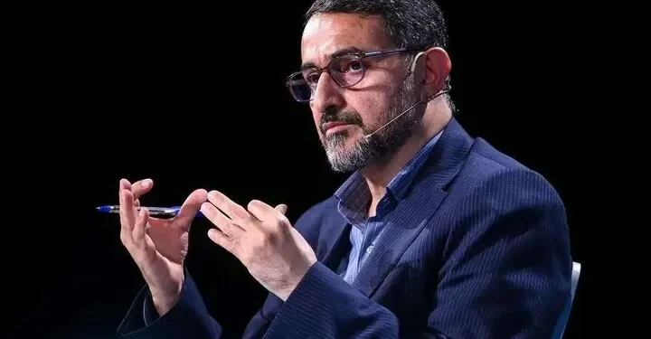 مجتبی زارعی، عضو کمیسیون امنیت ملی: تذکر رهبر انقلاب به صداوسیما / برخی خبر‌ها حاکی است اخیرا رهبر انقلاب پس از اینکه از ترکیب متنوع بعثت مردمیِ تهرانی‌ها در یکی از میادین شهر مستحضر می‌شوند و همزمان نیز از تنگ نظرانه بودن تنوع اجتماعی گسترده‌ی همان میدان روی آنتنِ پخش التفات می‌یابند، دلگیر شدند و به رییس صداوسیما تذّکر داده‌اند