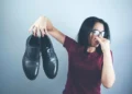 چرا پاها داخل کفش این‌قدر بدبو می‌شوند؟ علت واقعی بوی ناخوشایند چیست؟