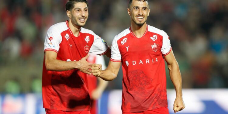 چسب محکم برای آقای گل پرسپولیس (عکس)