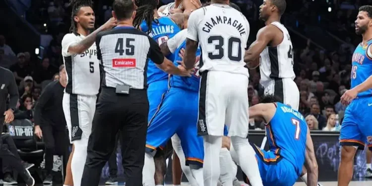 چت هولگرمن را مثل یک بچه زمین زدند:/ کتک‌کاری NBA و کتم خوردن غول تاندرز ترند شد !
