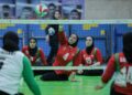 توقف دختران والیبال نشسته پشت دیوار چین