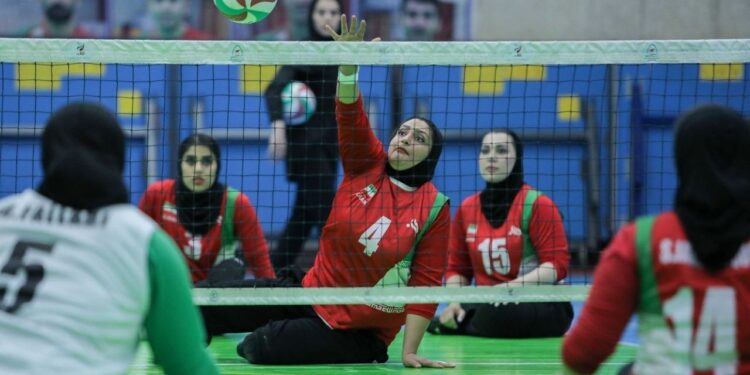 توقف دختران والیبال نشسته پشت دیوار چین