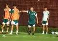 یک زن علیه ادامه کار دستیار مانچینی در ایران