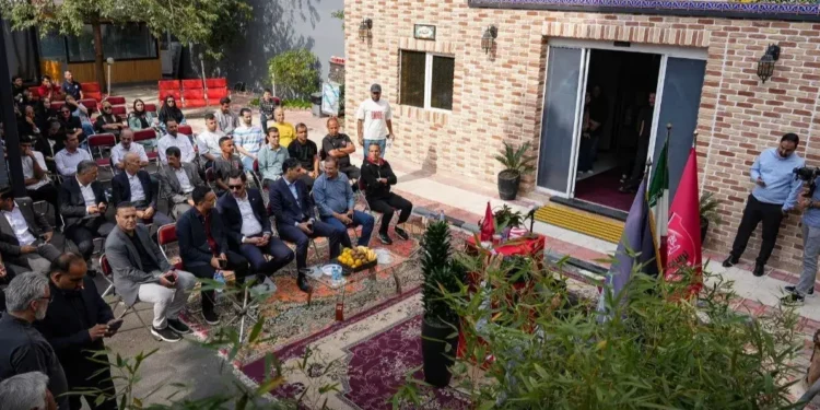 افتتاح مجموعه آبی؛/ کاویانپور و بریدن یک روبان در پرسپولیس! (عکس)
