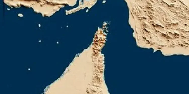 اصابت یک پرتابه ناشناس به یک نفتکش
